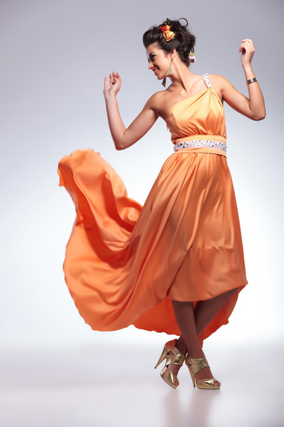 Schönheit Frau mit Kleid fliegen - Foto, Bild