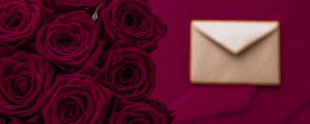 Love letter and flowers delivery on Valentines Day, luxury bouqu - Photo, Image