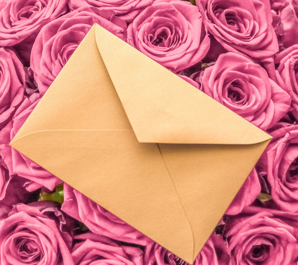 Carta de amor navideña y entrega de flores, ramo de lujo de rosa
 - Foto, Imagen