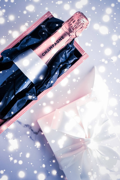 Láhev šampaňského a dárková krabička na modrý sváteční třpyt, Nový rok - Fotografie, Obrázek