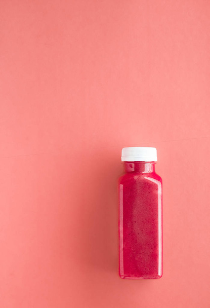 Detox superfood bottiglia di frullato di fragole per la perdita di peso pulito
 - Foto, immagini