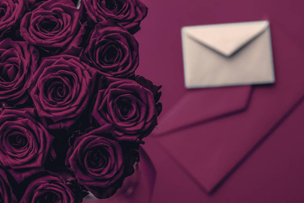Szerelem levél és virágok szállítás Valentin-napon, luxus bouqu - Fotó, kép
