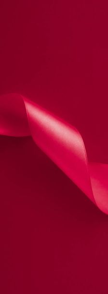 Абстрактная кудрявая шелковая лента на розовом фоне, эксклюзивная роскошь
  - Фото, изображение