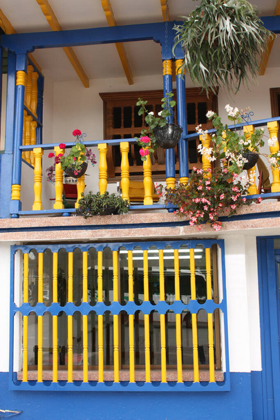 Prachtige koloniale huizen, geschilderd met felle kleuren, in de St - Foto, afbeelding