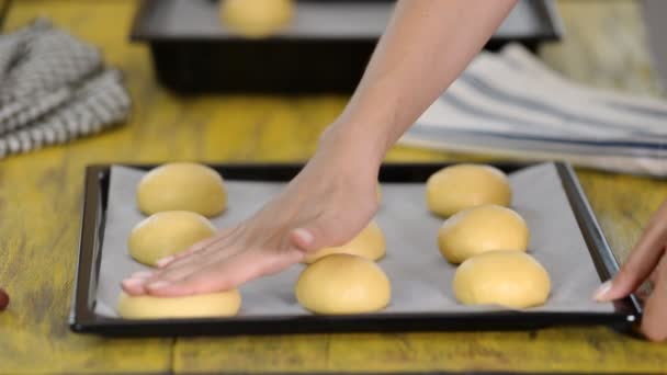 Maken van bakkerijproducten in bakkerij winkel. - Video