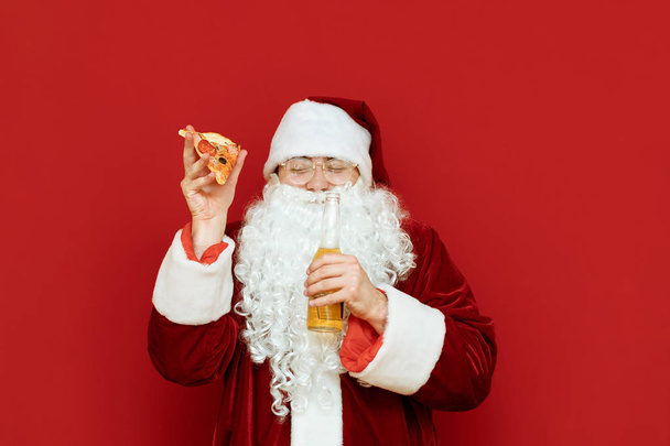 lustiger Mann im Weihnachtsmann-Kostüm isoliert auf rotem Hintergrund mit - Foto, Bild