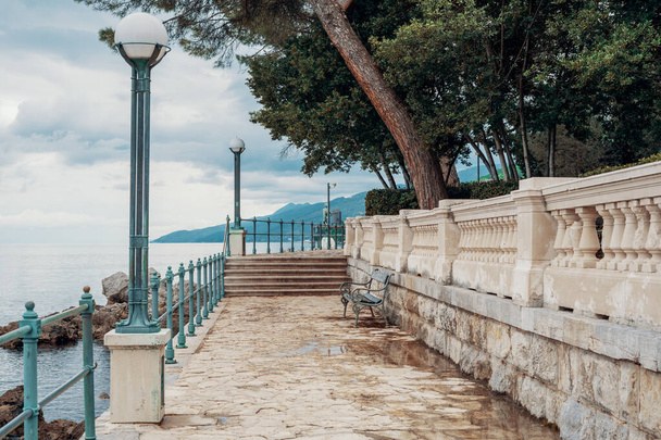 Kamienna ścieżka wzdłuż wybrzeża w Opatiji, Chorwacja, Europa. Żadnych ludzi. Podróże wakacyjne po Europie. - Zdjęcie, obraz
