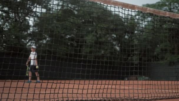 victoria deportiva, feliz jugador de tenis ambicioso adolescente con raqueta se alegra de ganar el campeonato de tenis en la cancha
 - Imágenes, Vídeo
