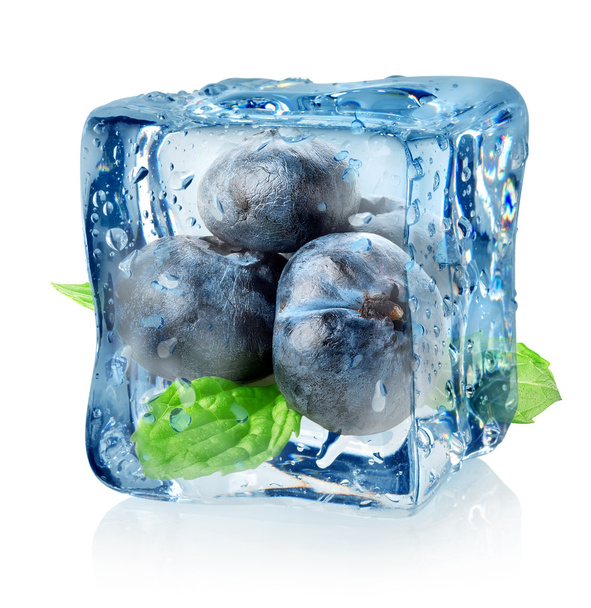 Cubo de hielo y arándano
 - Foto, imagen