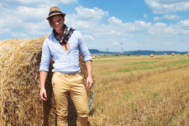 casual man posing next to haystack - Zdjęcie, obraz
