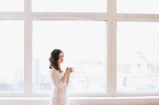 ランジェリー姿の花嫁結婚式の朝だ優しさの概念エレガントな古典的なウェディングドレス.  - 写真・画像
