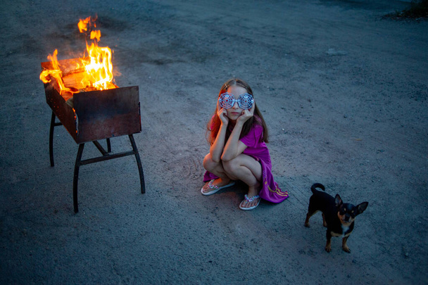 szemüveges lányok. Halloween koncepció.Egy 9-10 éves lány szemüveget viselt pókmintával Halloweenkor - Fotó, kép