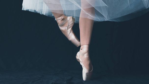 Detailní záběr tančících nohou baletky v bílé špičce na  - Fotografie, Obrázek