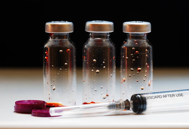 viales usados de antibióticos, medicamentos para tratar infecciones en la mesa en el laboratorio
 - Foto, imagen