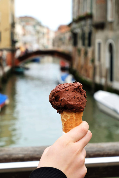 comer tradicional italina sorvete (gelato) em uma ponte sobre c
 - Foto, Imagem