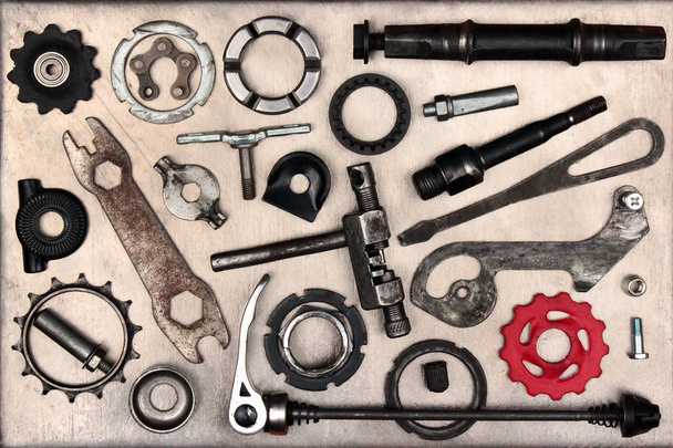alte Fahrradteile und Werkzeuge - Foto, Bild