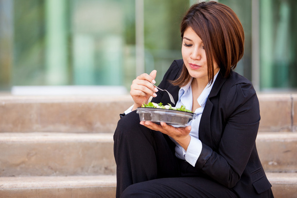 zakenvrouw eten van een lunch buiten - Foto, afbeelding