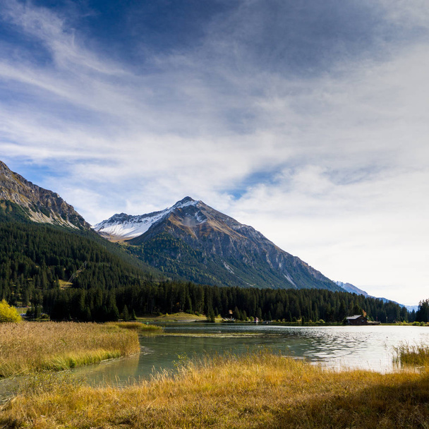 paisaje del lago de montaña en otoño con picos nevados detrás
 - Foto, imagen