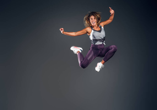 Retrato de atleta feliz saltando en el estudio
 - Foto, Imagen