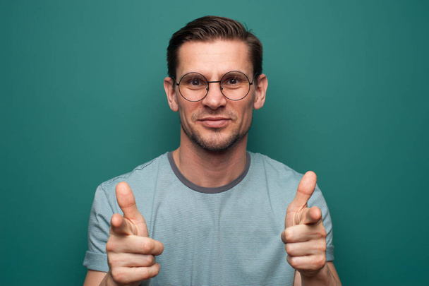 Portrait of a positive young man in glasses - Foto, imagen