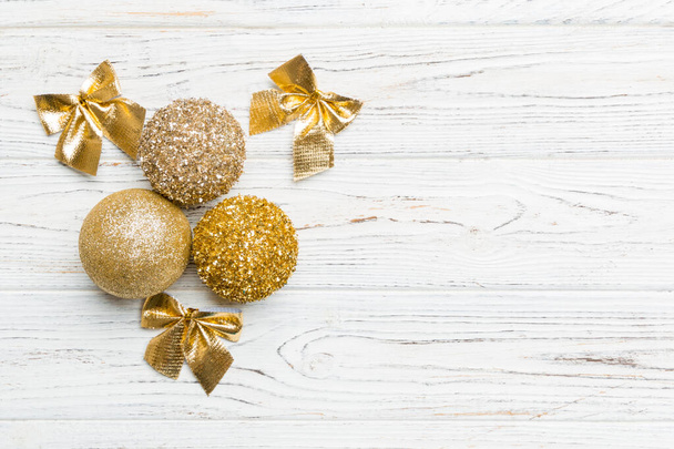 Ensemble créatif de boules et de décorations du Nouvel An sur fond en bois. Vue de dessus du concept de période de Noël. Espace de copie - Photo, image