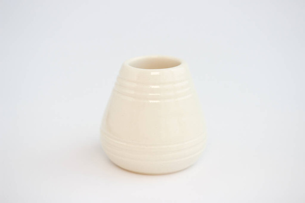 jarrón de arcilla blanca para flores pequeñas sobre un fondo blanco. estilo minimalista. mano de obra
 - Foto, Imagen