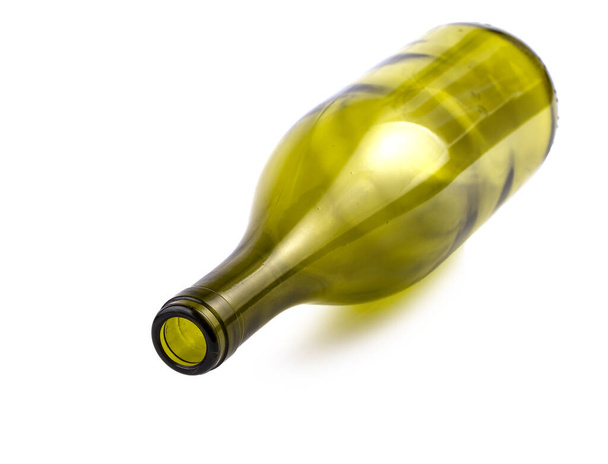 lege fles wijn geïsoleerd op een witte achtergrond - Foto, afbeelding
