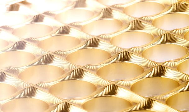 El fondo de plástico dorado brillante como textura del caramelo empy b
 - Foto, imagen