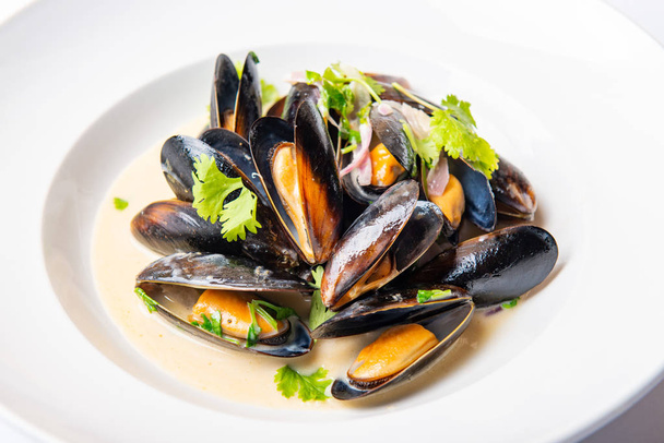 Mussels on a plate - Фото, зображення