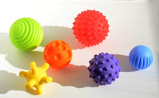 Balles tactiles ou sensorielles pour améliorer les processus cognitifs et physiques des enfants - Photo, image