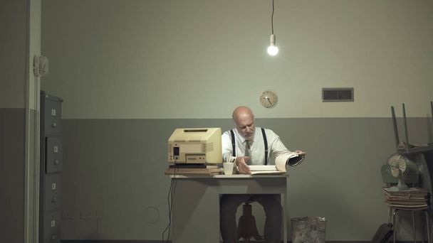 Sad businessman working in a small office - Foto, imagen