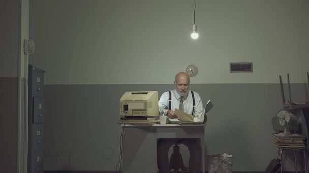 Sad businessman working in a small office - Foto, imagen