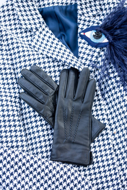 chaleco salvavidas, guantes y broche en forma de ojo
 - Foto, imagen