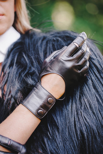 stijlvolle handschoenen met klinknagels, close-up - Foto, afbeelding