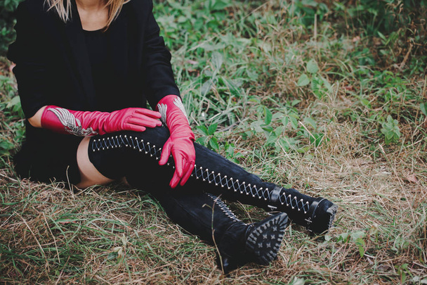 Vrouw met hoge laarzen kant-up en lange rode handschoenen - Foto, afbeelding
