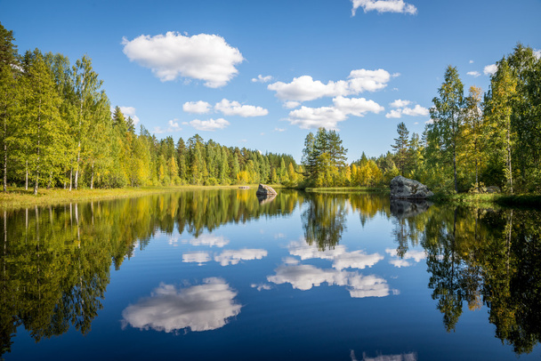 harmonieuze foto van een rustige lake - Foto, afbeelding