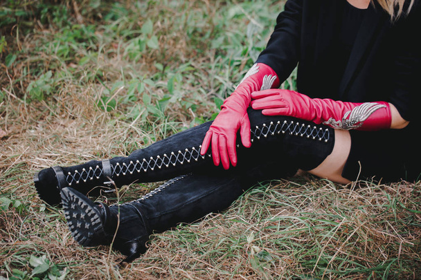 Mujer con botas de cordones y guantes largos
 - Foto, imagen