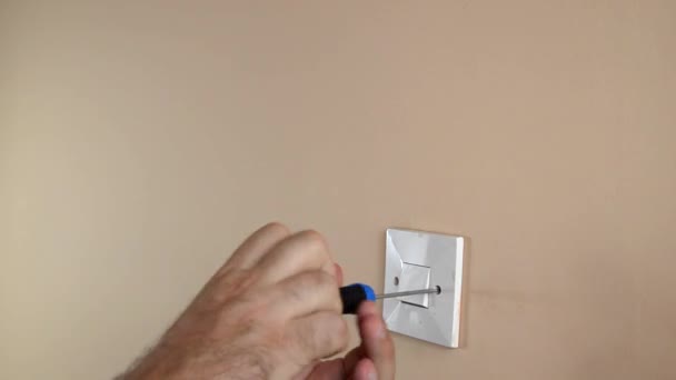 Διακόπτης αποσύνδεσης από τοίχο με κατσαβίδι - Πλάνα, βίντεο
