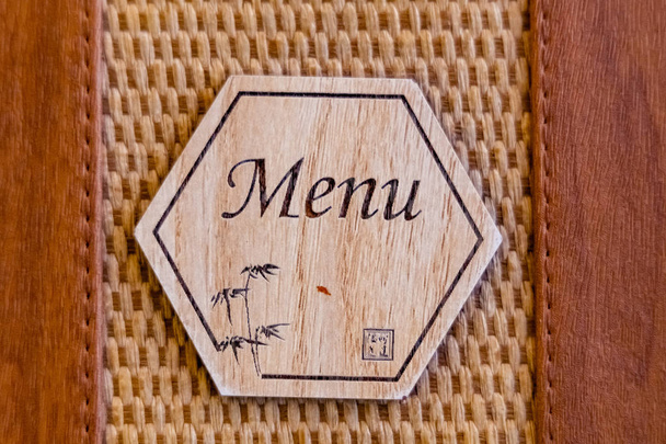 Vista superior de um livro de menu em um restaurante
 - Foto, Imagem