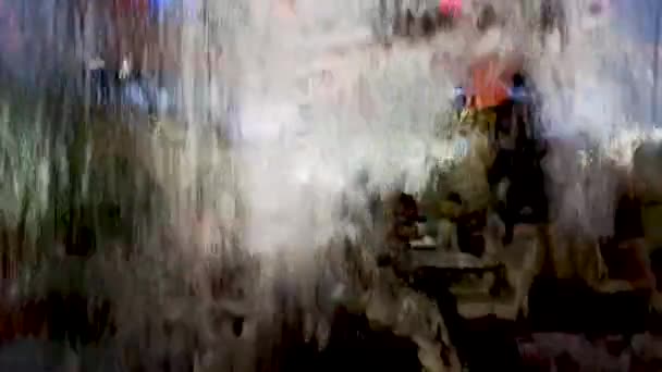 Nahaufnahme eines gläsernen Springbrunnens mit bewegtem Wasser. hd 1080p langsame Wasservorhang Nahaufnahme Wasser abstrakten Hintergrund. verschwommener Hintergrund von Wasser, dekorativer Brunnen in einem Restaurant - Filmmaterial, Video