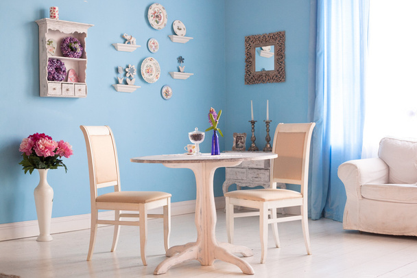 Comedor interior con flores placas decorativas pared azul un
 - Foto, imagen