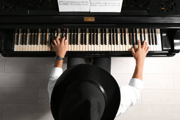 Homme jouant du piano à queue au concert, vue de dessus
 - Photo, image