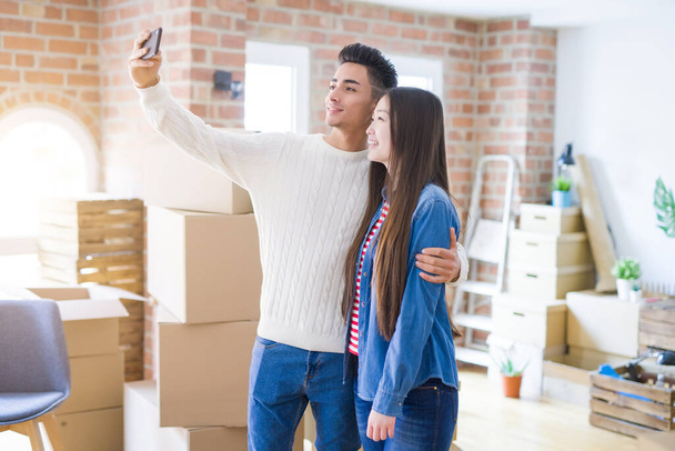 Young asian couple smiling taking a selfie photo with smartphone - Foto, Imagem