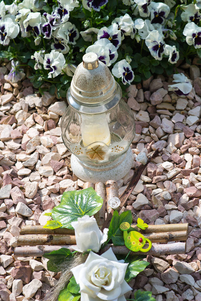 biały grób lampa z białą różą - Zdjęcie, obraz