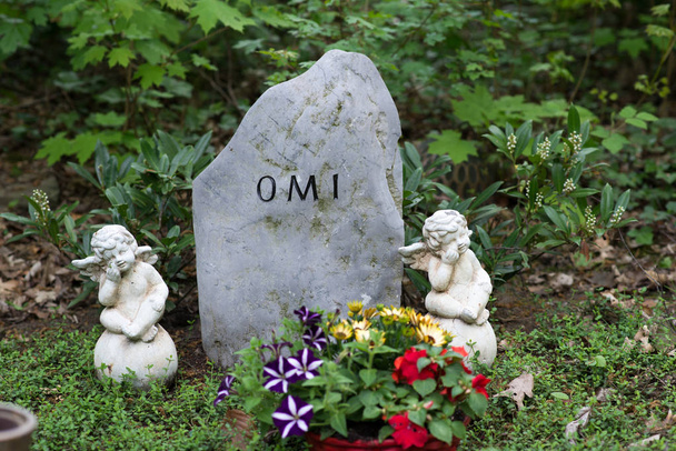Tombstone com dois anjos avó
 - Foto, Imagem
