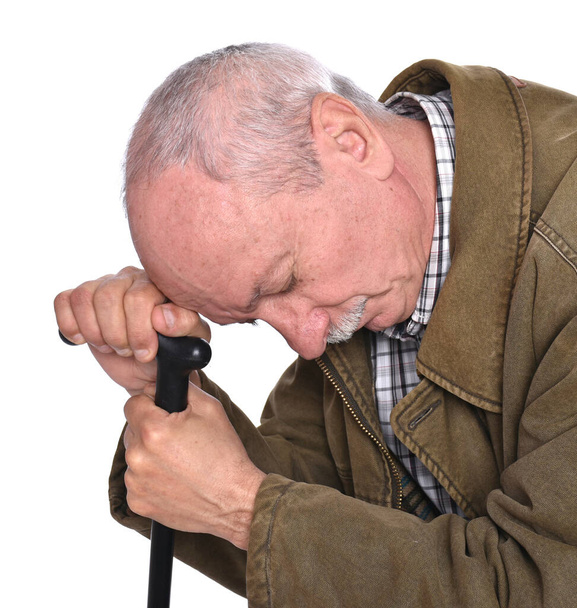Triste uomo anziano solitario con un bastone in posa in studio
  - Foto, immagini
