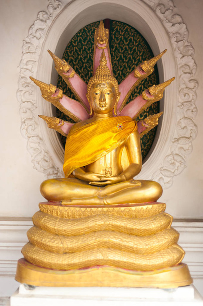 χρυσό άγαλμα του Βούδα. - Φωτογραφία, εικόνα