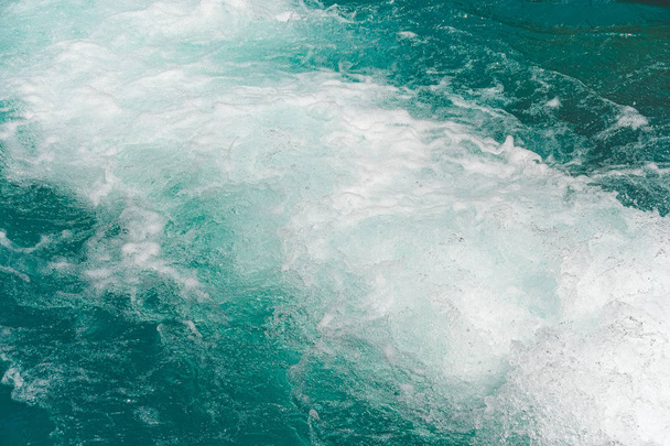 Τυρκουάζ χρώμα του νερού του ποταμού. Γαλάζια θάλασσα, ωκεανός με κύματα - Φωτογραφία, εικόνα
