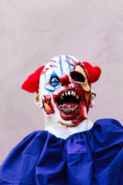 Закрыть Хэллоуинскую вечеринку клоуна ужасов. Страх, опоясывающий человека, страх, опоясывающий человека.
. - Фото, изображение