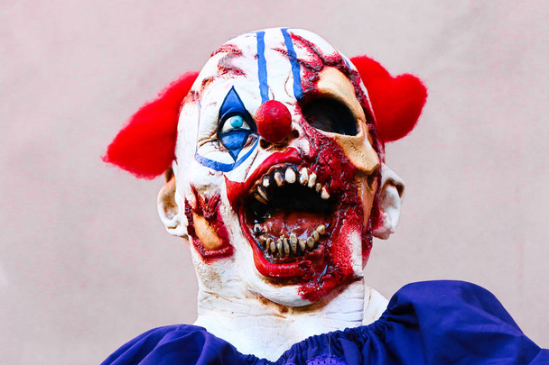 Fermez Halloween partie clown horreur. Le clown effrayant debout. Gros plan d'un clown maléfique effrayant. Gros plan d'un clown maléfique effrayant.
. - Photo, image